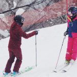 ふと、 レッスン中に説明が終わって 滑り出そうと向きを変えようとした時 　 ゲレンデの片隅でこちらを じっと見ている男性がいることに 気づきました。