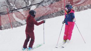 ふと、 レッスン中に説明が終わって 滑り出そうと向きを変えようとした時 　 ゲレンデの片隅でこちらを じっと見ている男性がいることに 気づきました。