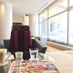 レッスン前に新しくなった安比のホテルのカフェで読書