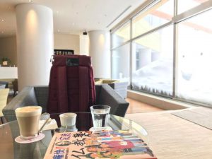 レッスン前に新しくなった安比のホテルのカフェで読書